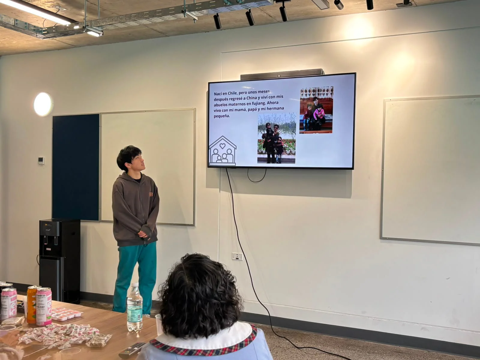 Estudiantes chinos comparten su cultura y avances en el Taller de Español