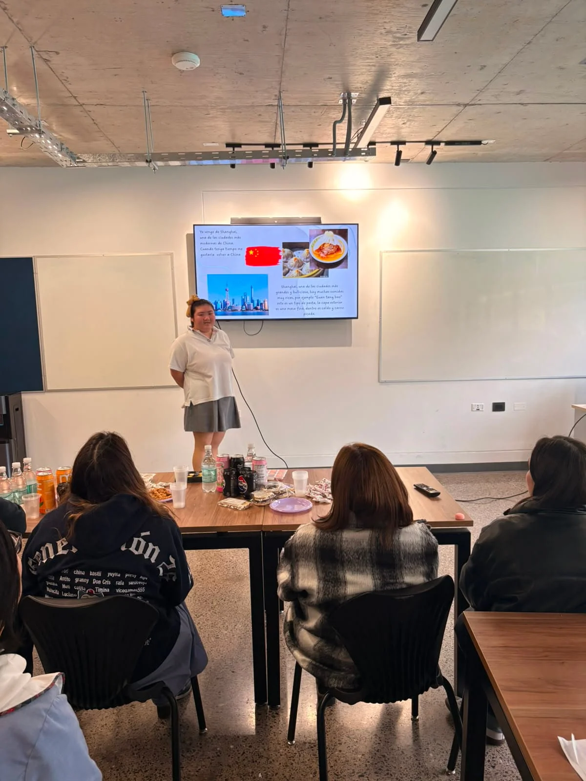 Estudiantes chinos comparten su cultura y avances en el Taller de Español