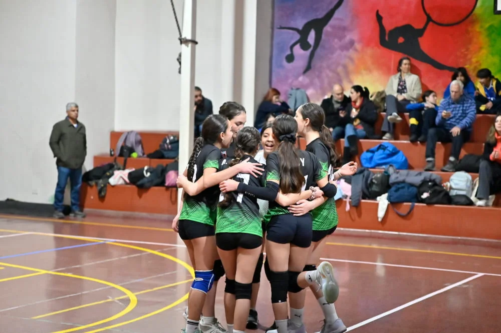Selección Mini de Vóleibol logra un histórico segundo lugar en la Liga Oriente