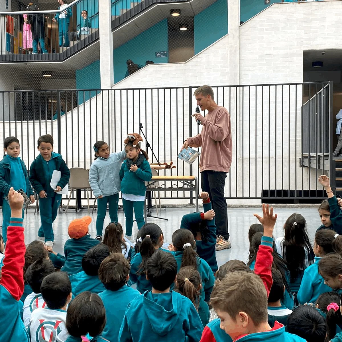 Visita del autor de “Una clase de Bichos” | CPV Providencia