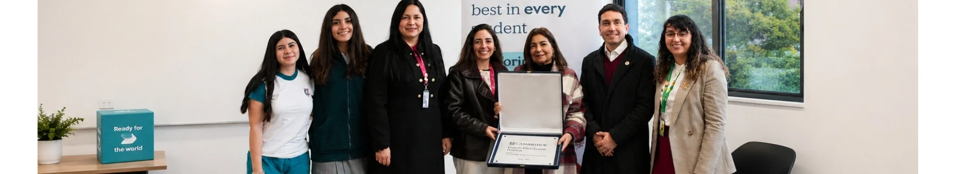 Entrega de placa conmemorativa que fortalece nuestra alianza con Cambridge
